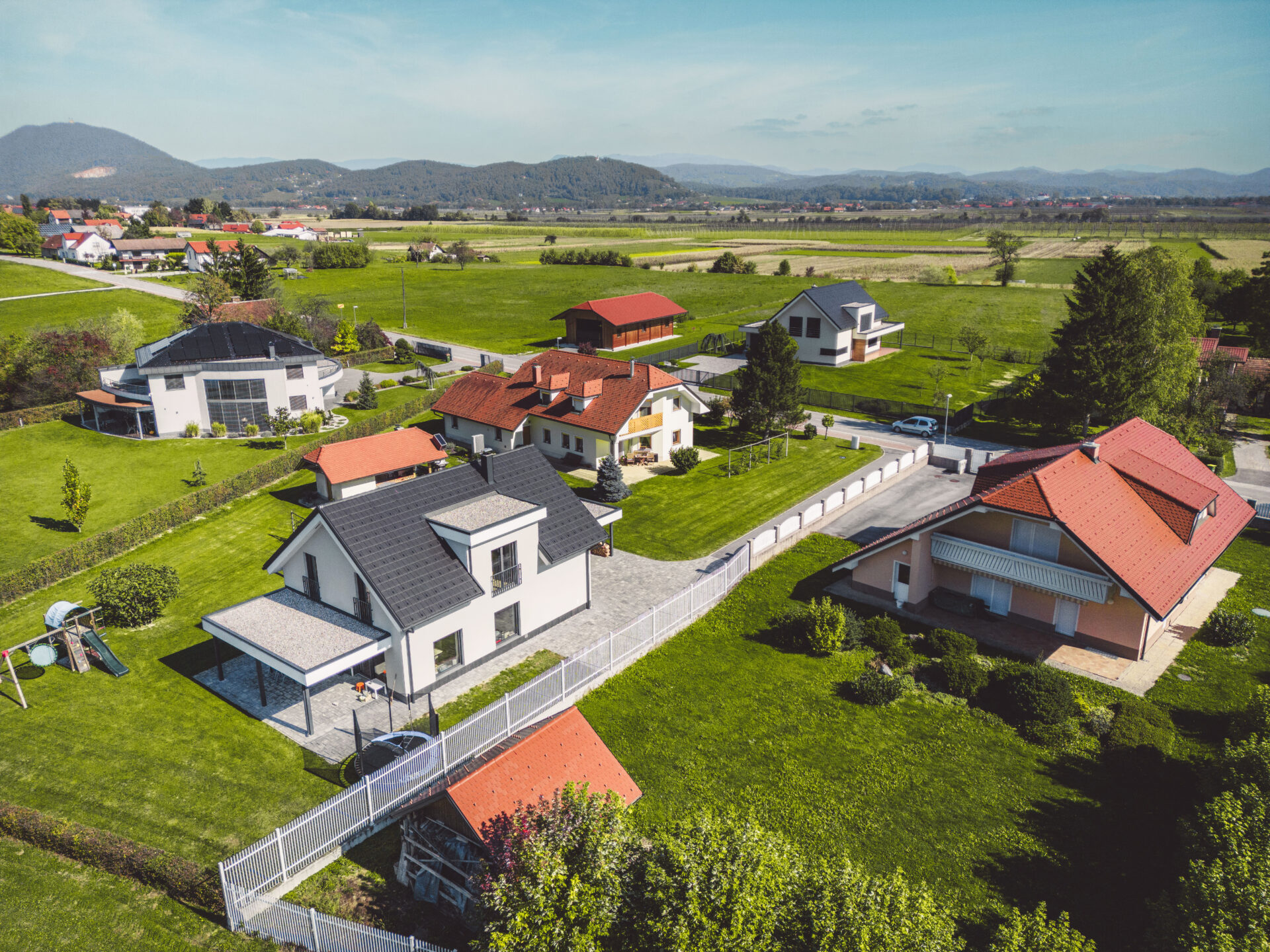 Luftaufnahme moderner Wohnhäuser mit grünen Gärten in der Oberpfalz – Symbol für erfolgreiche Immobilienvermittlung und Lebensqualität.
